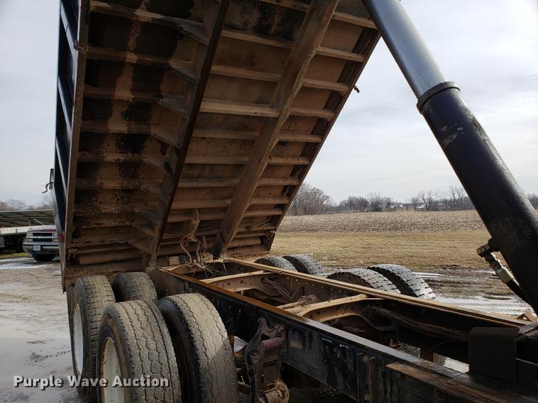 image for item DD3962 1991 International 8300 dump truck