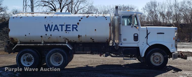 image for item DD3964 1988 Freightliner FLC tank truck