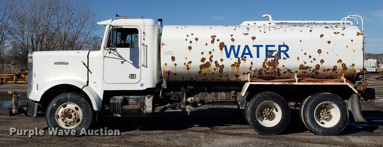 image for item DD3964 1988 Freightliner FLC tank truck