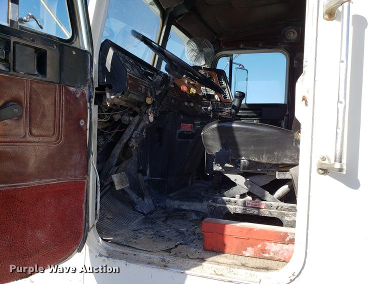 image for item DD3964 1988 Freightliner FLC tank truck