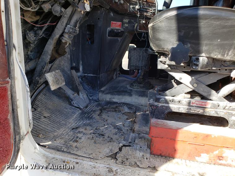 image for item DD3964 1988 Freightliner FLC tank truck