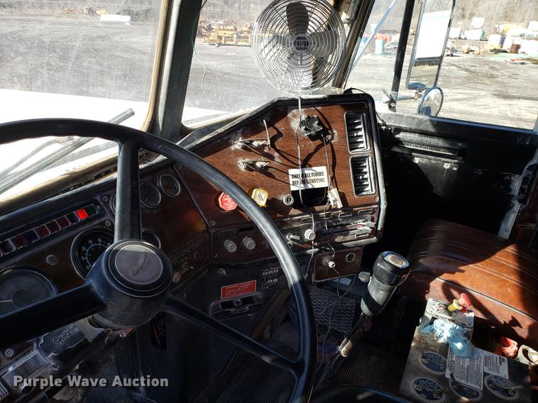 image for item DD3964 1988 Freightliner FLC tank truck