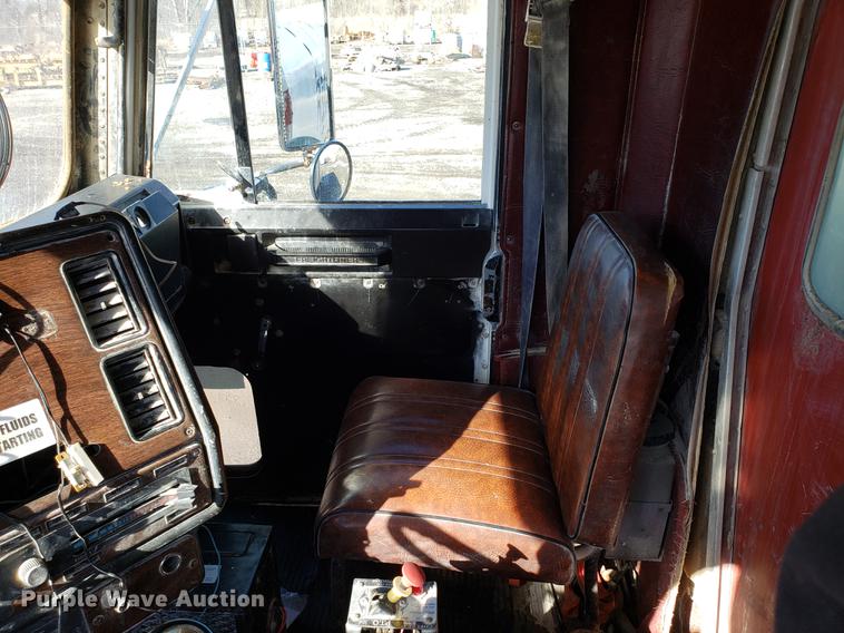 image for item DD3964 1988 Freightliner FLC tank truck