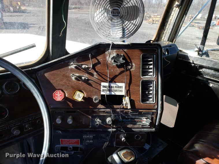 image for item DD3964 1988 Freightliner FLC tank truck