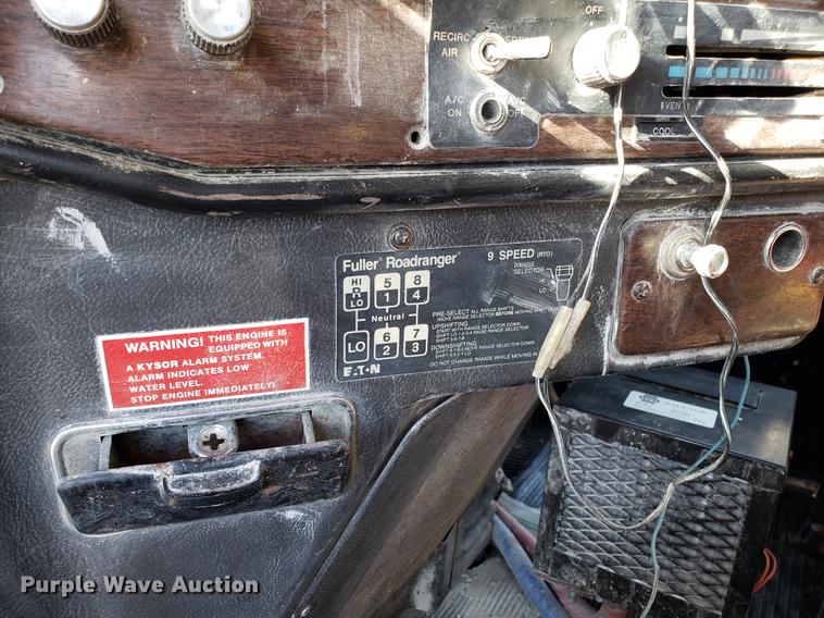 image for item DD3964 1988 Freightliner FLC tank truck