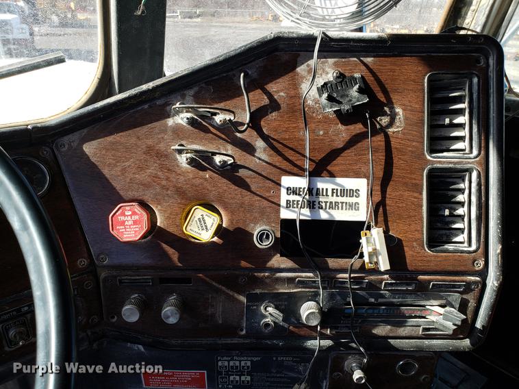 image for item DD3964 1988 Freightliner FLC tank truck