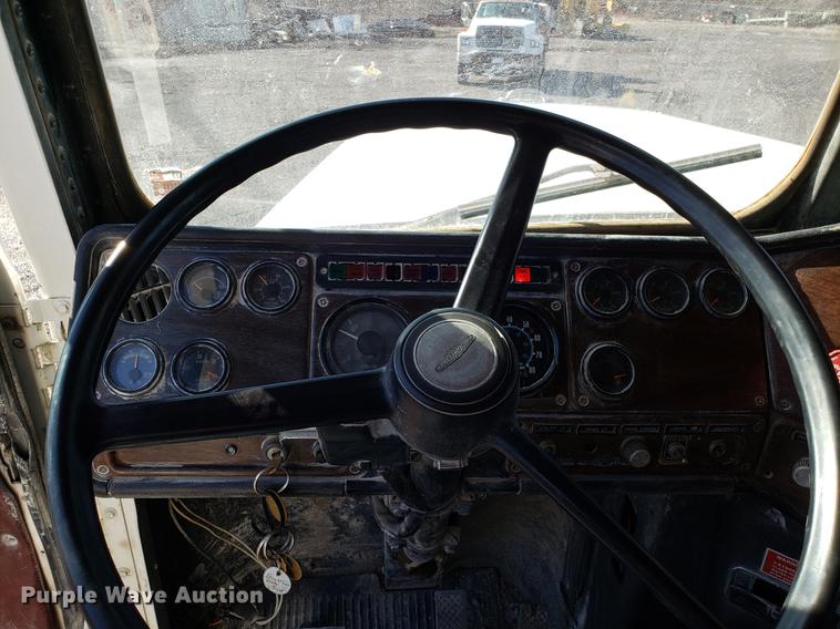 image for item DD3964 1988 Freightliner FLC tank truck