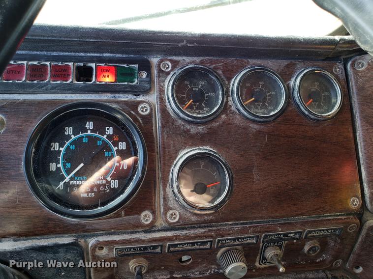 image for item DD3964 1988 Freightliner FLC tank truck