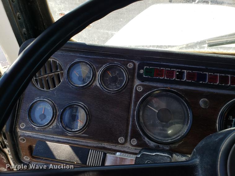 image for item DD3964 1988 Freightliner FLC tank truck