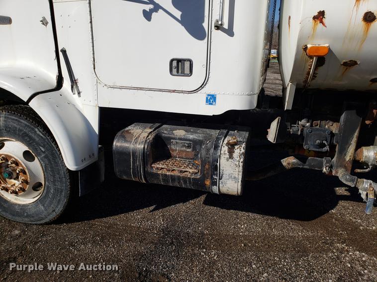 image for item DD3964 1988 Freightliner FLC tank truck