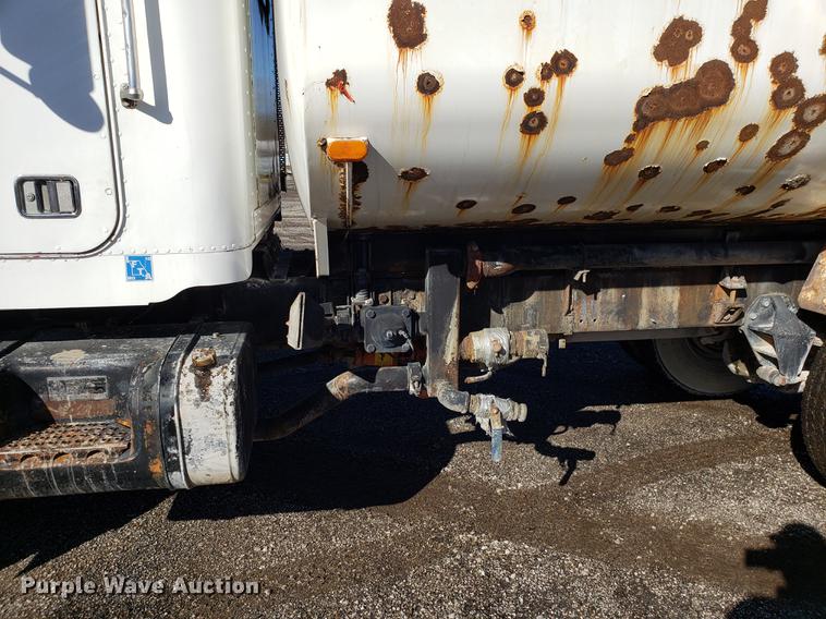 image for item DD3964 1988 Freightliner FLC tank truck