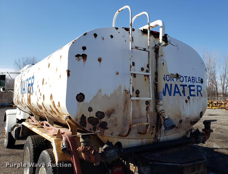 image for item DD3964 1988 Freightliner FLC tank truck