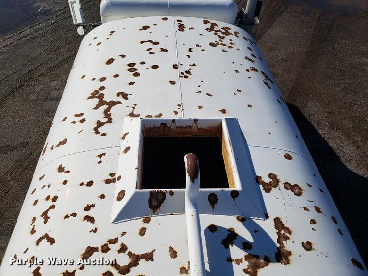 image for item DD3964 1988 Freightliner FLC tank truck