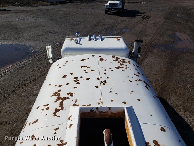 image for item DD3964 1988 Freightliner FLC tank truck