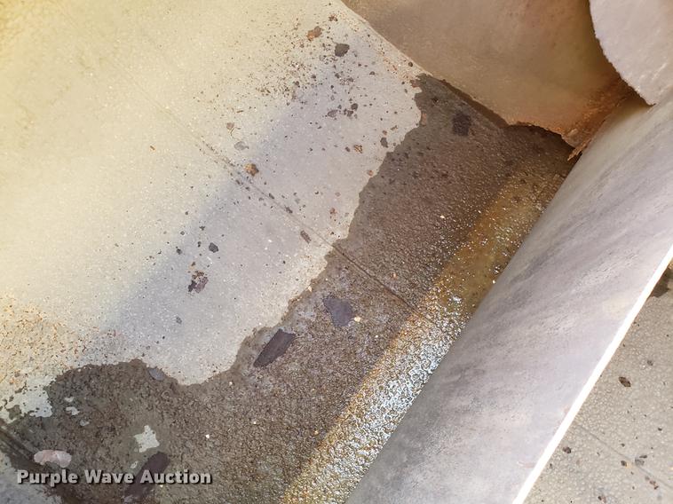 image for item DD3964 1988 Freightliner FLC tank truck