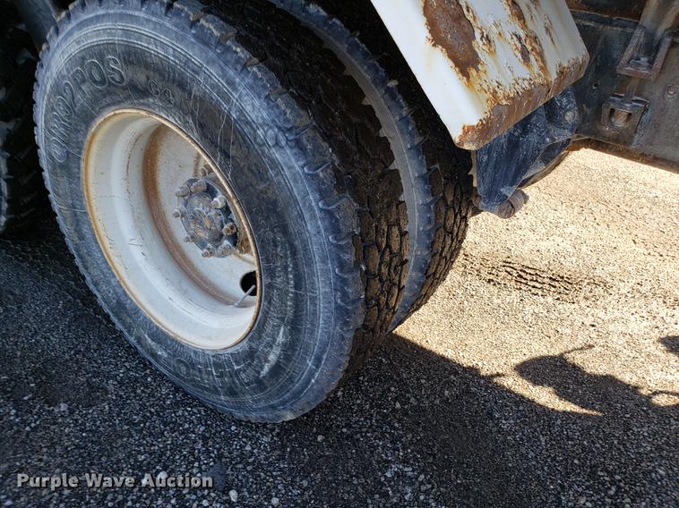 image for item DD3964 1988 Freightliner FLC tank truck