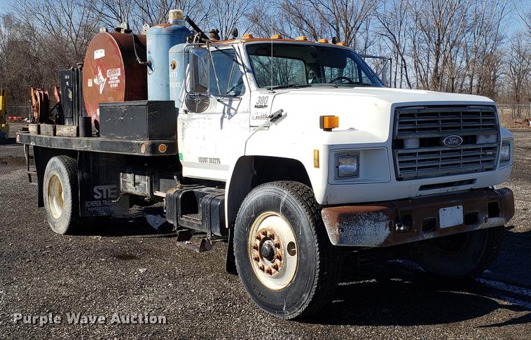 image for item DD3965 1991 Ford F800 fuel and lube truck