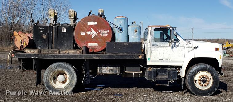 image for item DD3965 1991 Ford F800 fuel and lube truck