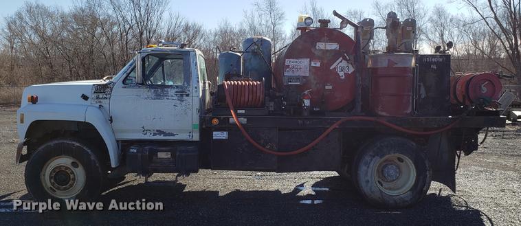 image for item DD3965 1991 Ford F800 fuel and lube truck