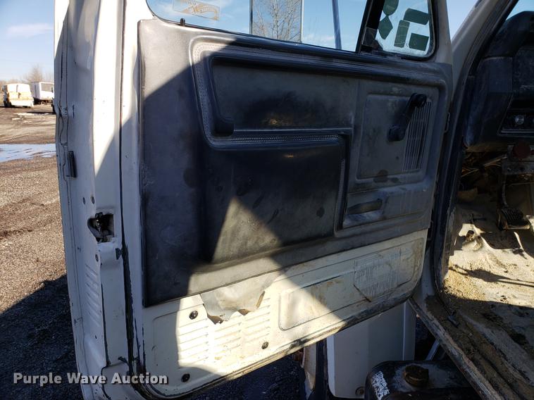 image for item DD3965 1991 Ford F800 fuel and lube truck