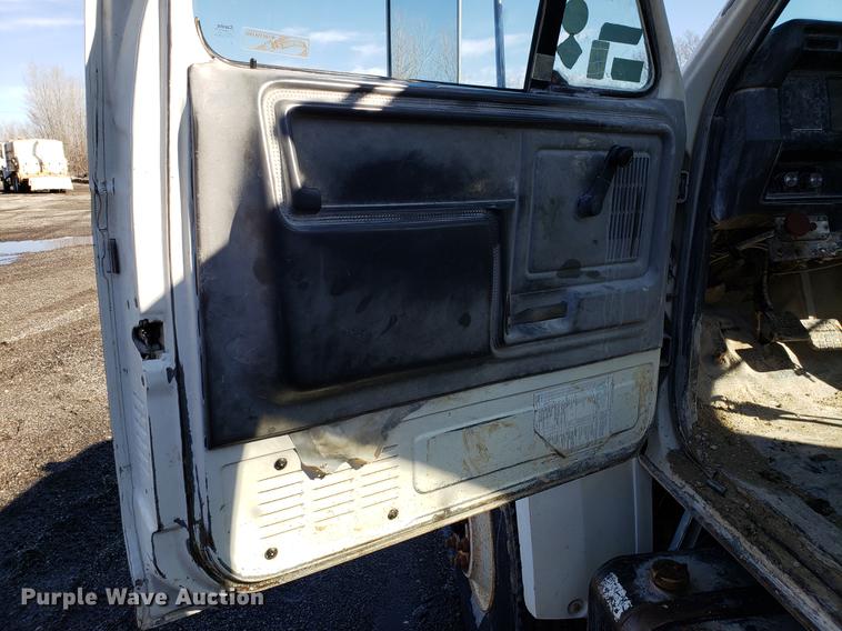 image for item DD3965 1991 Ford F800 fuel and lube truck