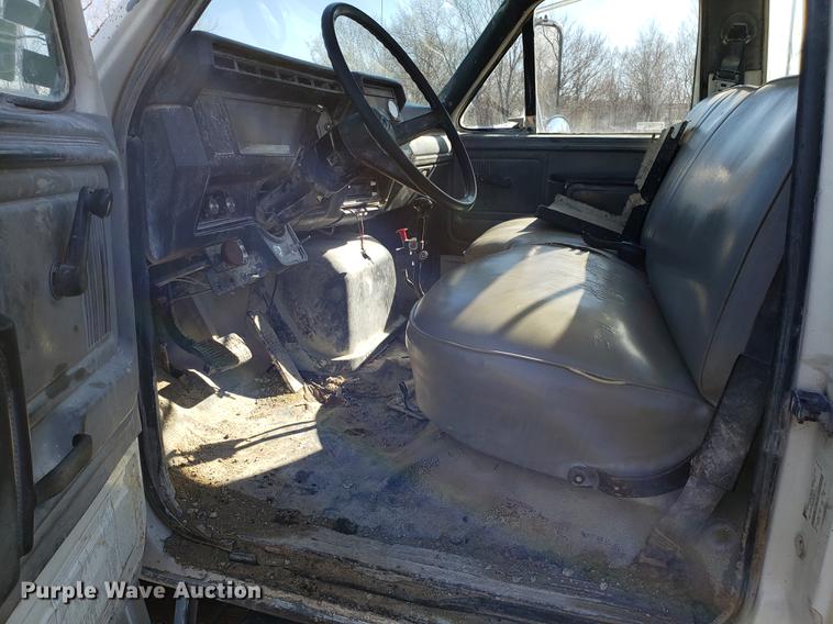 image for item DD3965 1991 Ford F800 fuel and lube truck