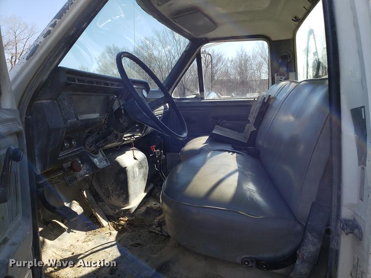 image for item DD3965 1991 Ford F800 fuel and lube truck