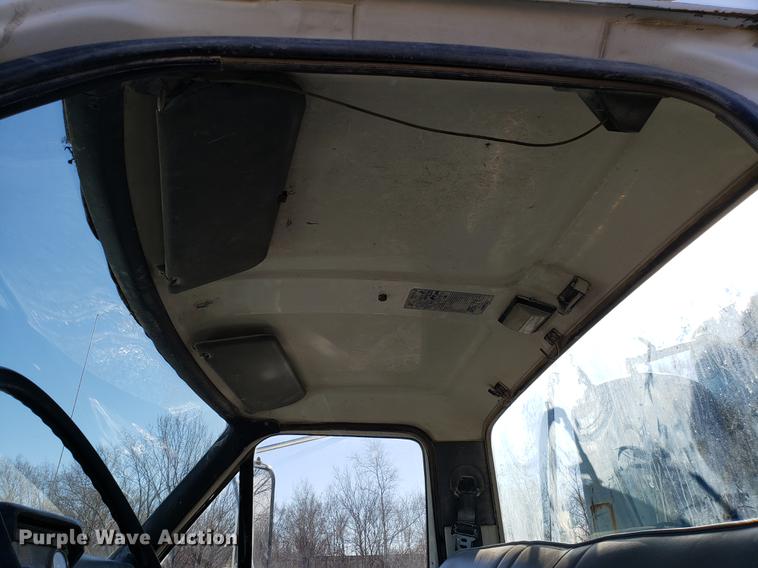 image for item DD3965 1991 Ford F800 fuel and lube truck