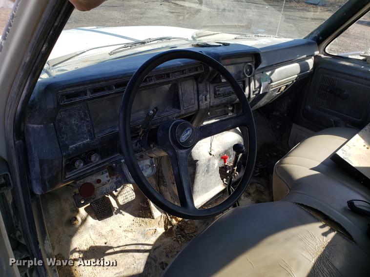 image for item DD3965 1991 Ford F800 fuel and lube truck