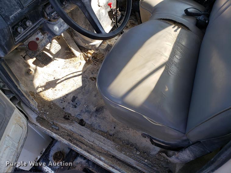 image for item DD3965 1991 Ford F800 fuel and lube truck