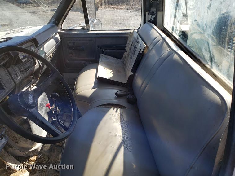 image for item DD3965 1991 Ford F800 fuel and lube truck