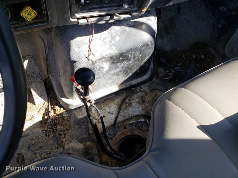 image for item DD3965 1991 Ford F800 fuel and lube truck