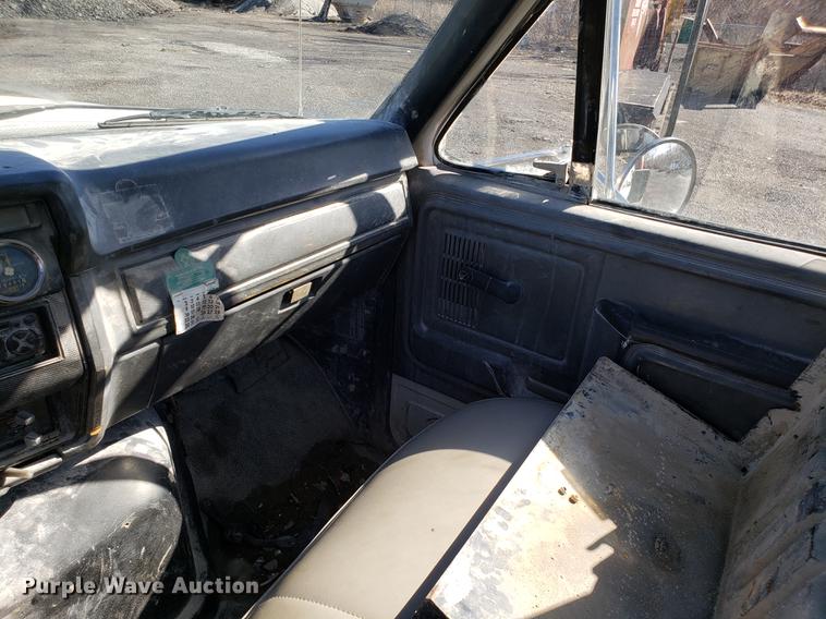 image for item DD3965 1991 Ford F800 fuel and lube truck