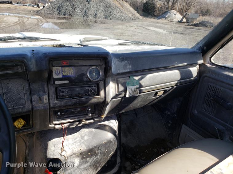 image for item DD3965 1991 Ford F800 fuel and lube truck