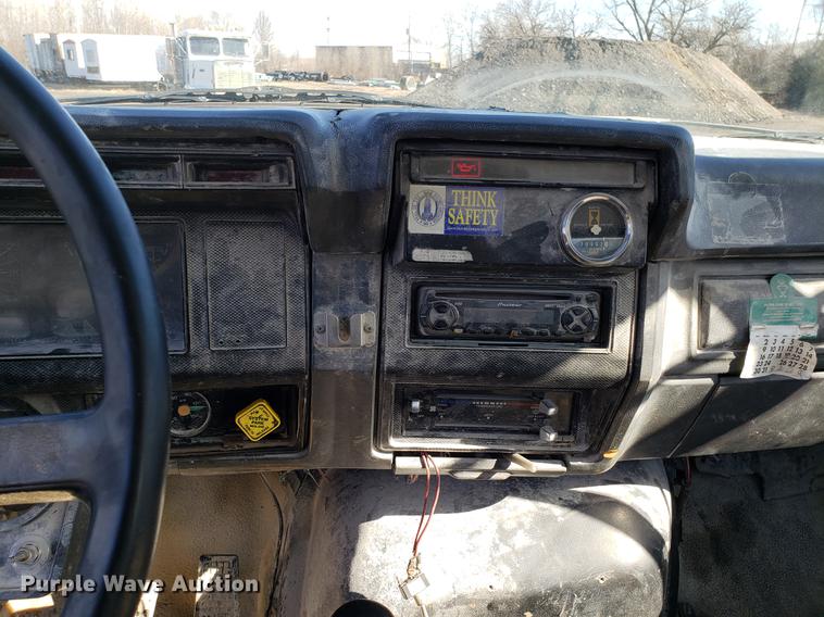 image for item DD3965 1991 Ford F800 fuel and lube truck