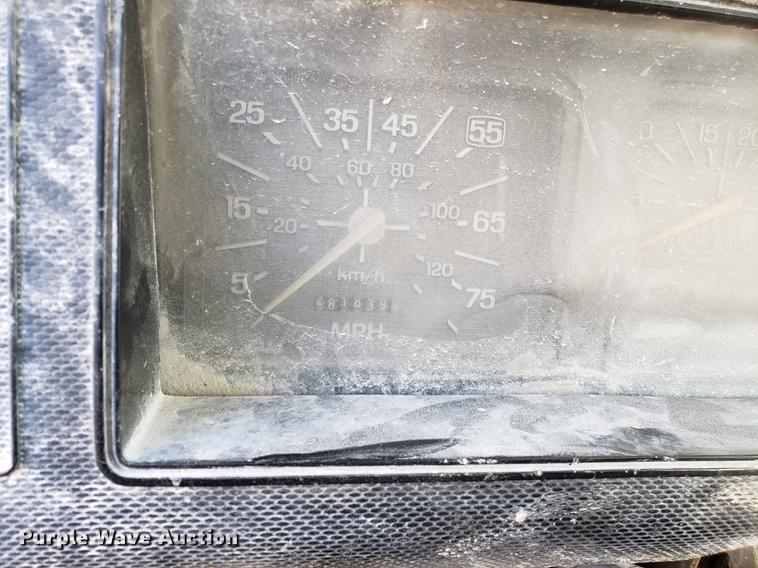 image for item DD3965 1991 Ford F800 fuel and lube truck