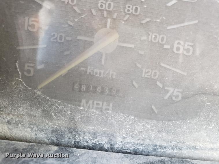 image for item DD3965 1991 Ford F800 fuel and lube truck