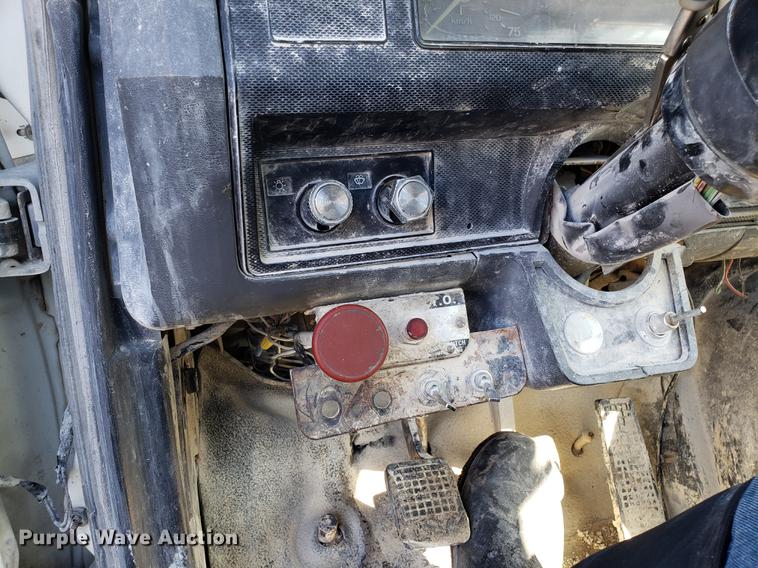 image for item DD3965 1991 Ford F800 fuel and lube truck