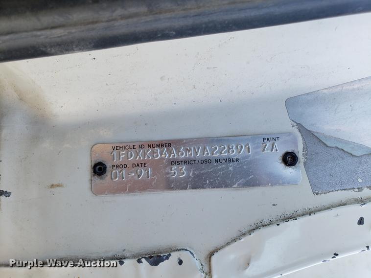 image for item DD3965 1991 Ford F800 fuel and lube truck