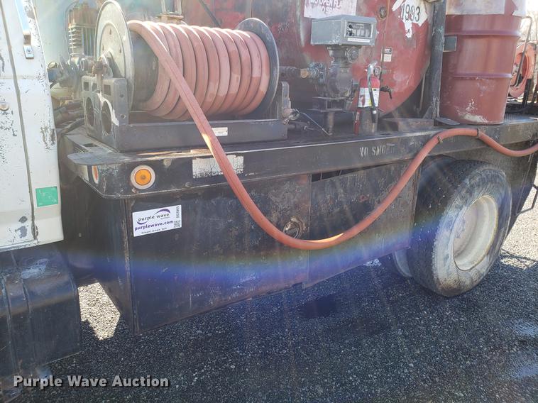 image for item DD3965 1991 Ford F800 fuel and lube truck