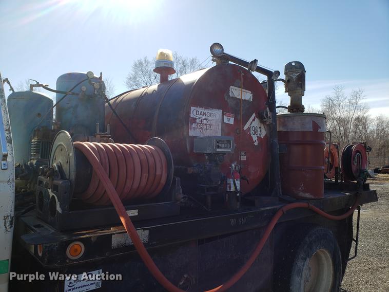 image for item DD3965 1991 Ford F800 fuel and lube truck