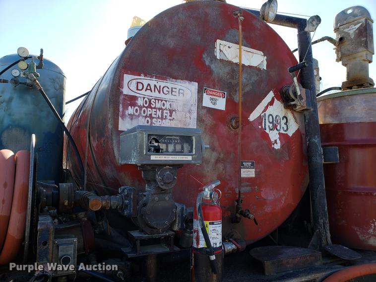 image for item DD3965 1991 Ford F800 fuel and lube truck