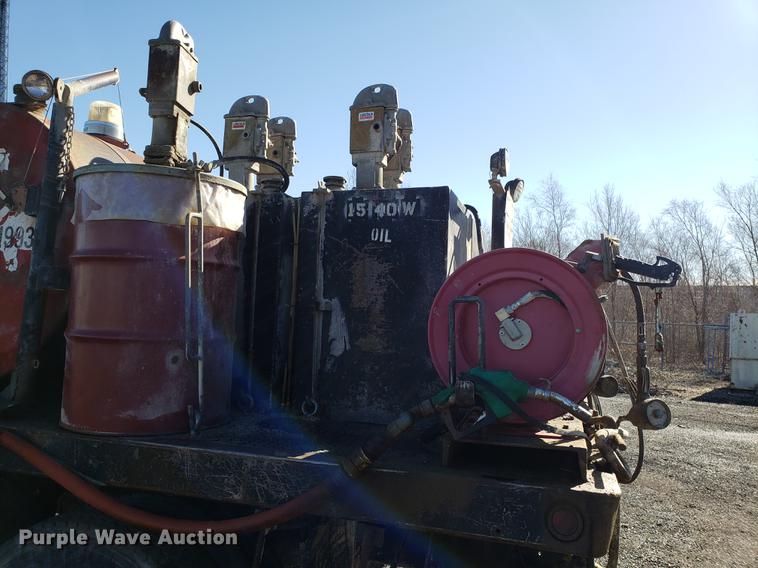 image for item DD3965 1991 Ford F800 fuel and lube truck