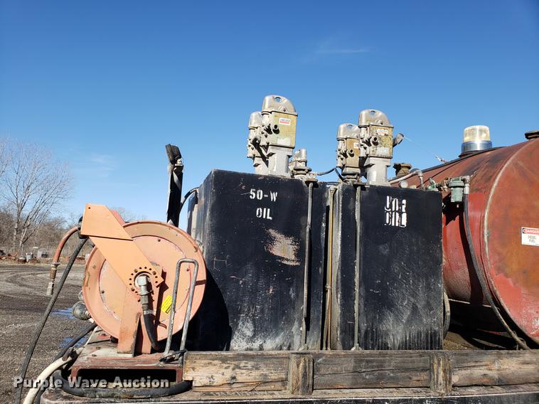 image for item DD3965 1991 Ford F800 fuel and lube truck