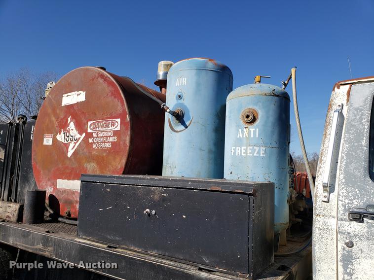 image for item DD3965 1991 Ford F800 fuel and lube truck