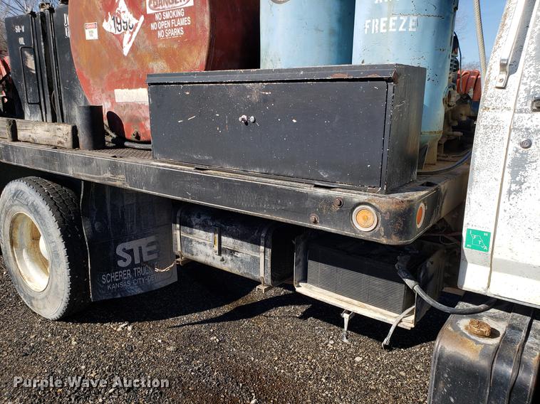 image for item DD3965 1991 Ford F800 fuel and lube truck