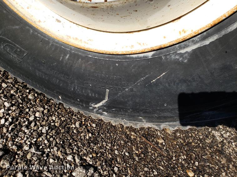 image for item DD3965 1991 Ford F800 fuel and lube truck