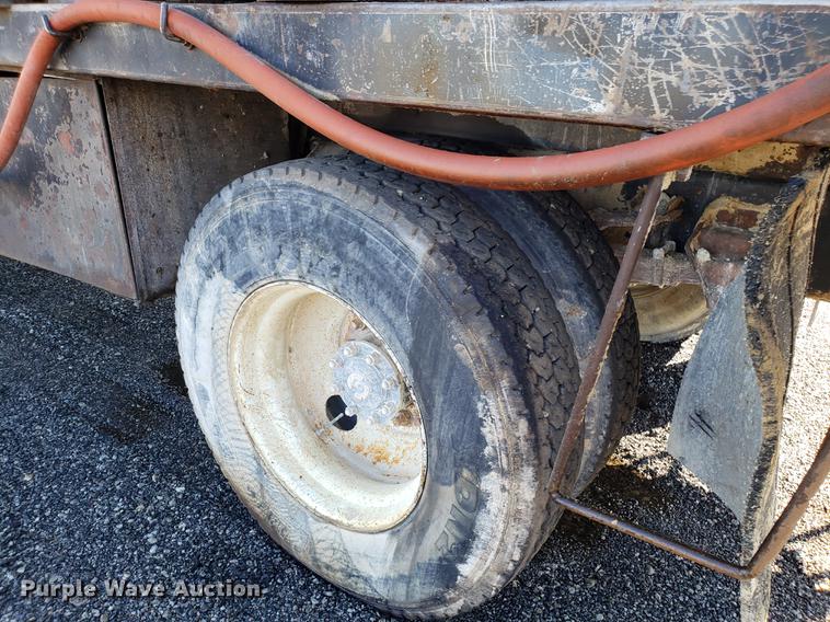 image for item DD3965 1991 Ford F800 fuel and lube truck