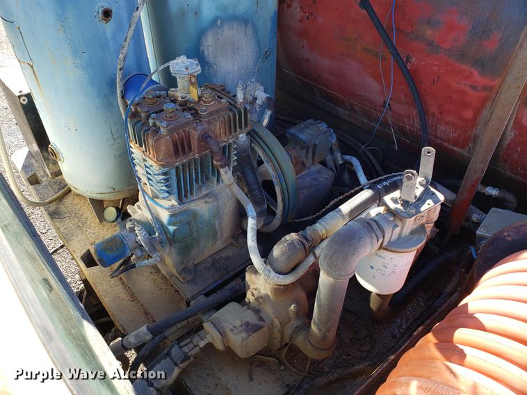 image for item DD3965 1991 Ford F800 fuel and lube truck