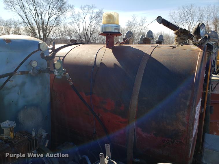 image for item DD3965 1991 Ford F800 fuel and lube truck